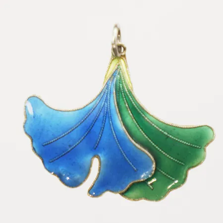 Hänge ginkgoblad med emalj, längd 30mm inkl ögla, bredd 33mm, förgylld baksida, silver Vikt: 2,2 g