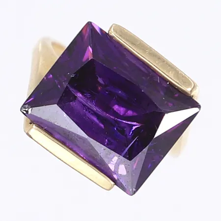 Ring med fasettslipad mörklila sten stl 17½ bredd 2-15mm sannolikt 1970-tal stenen med två kantnagg 14K, bruttovikt 7,2g Vikt: 7,2 g