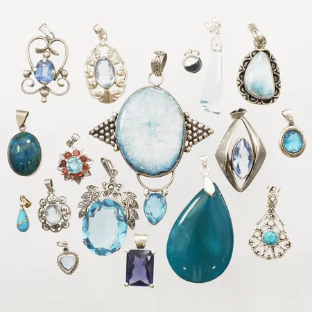 Sjutton hängen med stenar, längd ca 15-75mm, bredd ca 6-55mm, 830-925/1000 silver Vikt: 97,4 g