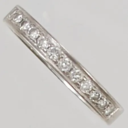 Halvalliansring 12x diamanter x ca 0,01ct, Ø16½, bredd:2,5mm, gravyr vitguld, 18K 2,5g.