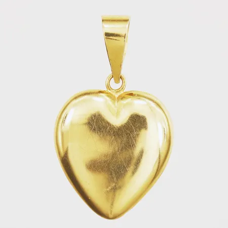 Hänge hjärta, längd 26mm, bredd 15,9mm, ihåligt, repigt, 18K  Vikt: 1,9 g