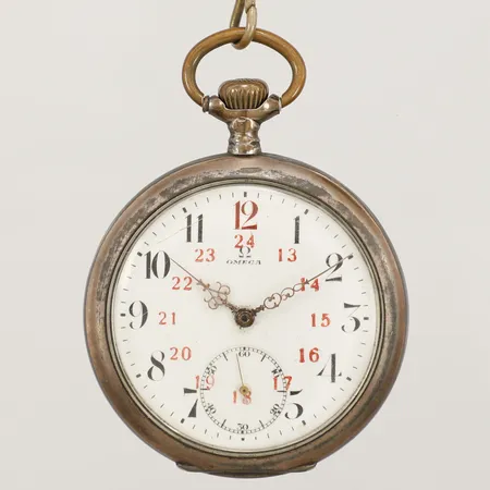 Fickur Omega, rödtolva, 52mm, innerboett i silver, liten sekundvisare, boettnummer: 5807985, verknummer: 4953107, spricka i glas, gravyr, klockkedja i oädel metall, 800/1000 silver, bruttovikt 111,1g Vikt: 111,1 g