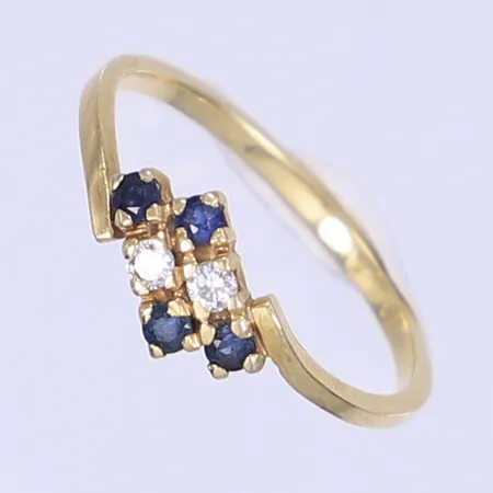 Ring med vita och blå stenar stl 16¾ bredd 1-5mm 18K Vikt: 1,7 g