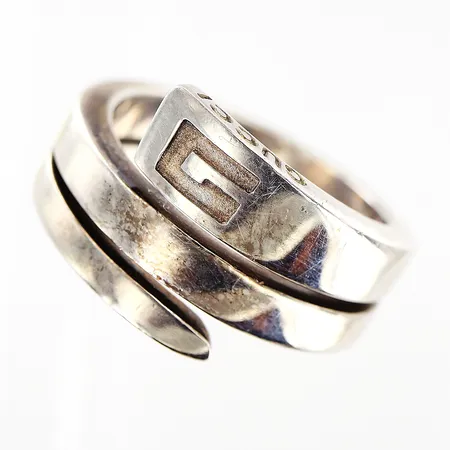 Ring Gucci stl 18¾, bredd 7-13mm, dustbag, originaletui, silver 925/1000. Vikt: 12,1 g