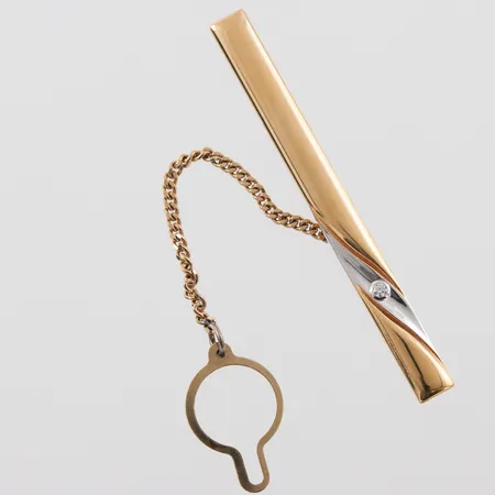 Slipsnål med vit sten, 60mm, förgyllt silver, 925/1000, 9,6g.