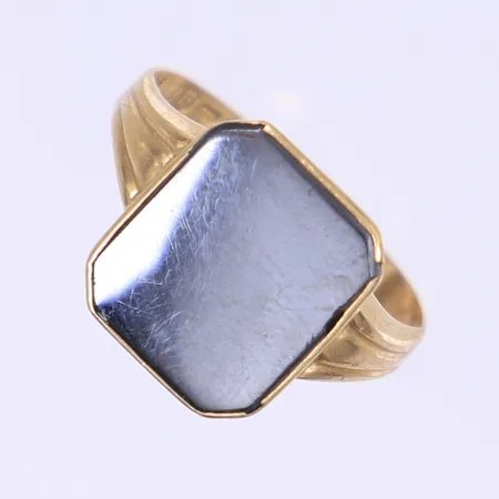 Ring med svart sten troligen hematit stl 19, bredd 2-14mm, tillv. D Ekström Aktiebolag, Falköping 1984, repig sten, sliten infattning, bucklig skena, 18K Bruttovikt: 3,8g Vikt: 3,8 g