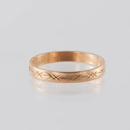 Ring 18k med gravyr,storlek 17 ½ mm,bredd 3 mm. Vikt: 2,4 g