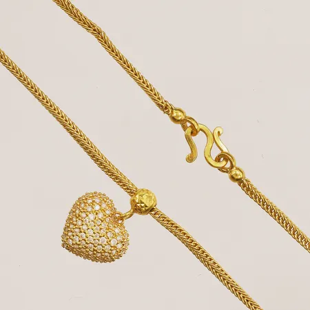 Kedja med integrerat hänge, defekt, flertal brott på länk, 23K Vikt: 7,6 g