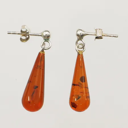 Ett par örhängen med bärnsten längd 28mm, bredd 7,3mm, 925/1000 silver Vikt: 1,5 g
