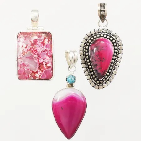 Tre hängen med rosa stenar, längd ca 50mm, bredd ca 25mm, 925/1000 silver  Vikt: 34,9 g