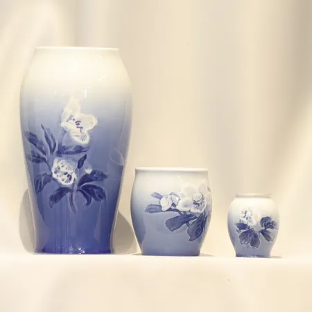 3st Vaser Bing & Grøndahl (B&G) Julrosen modell 671, 676, 682 höjd 6,5cm, 9cm och 21,5cm  Skickas med postpaket.