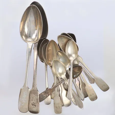 22 Skedar, olika modeller, gravyr, bucklor, 830/1000 silver Vikt: 512,2 g