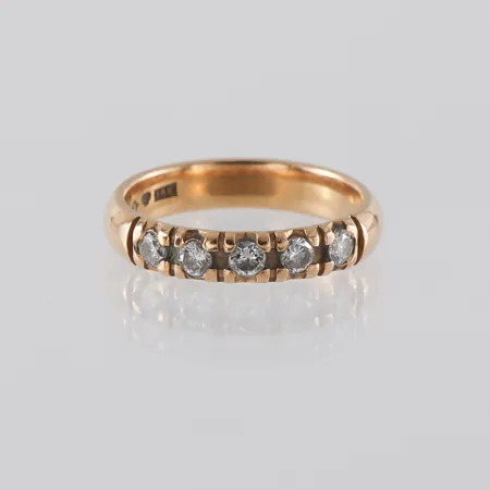 Ring med 5 diamanter 0,35ctv enligt gravyr, Ø16¼, bredd: 3,7mm, 18K, 4,0g.