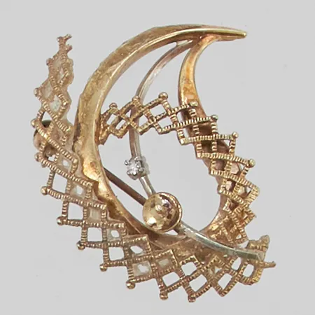 Brosch 35mm saknas pärla, limrester 14K 4,9g.