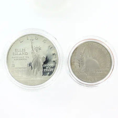 Minnesmynt United States Liberty Coins 1886-1986, varav ett i silver 900/1000, 26,8gram, ett mynt troligen koppar, infofolder, originaletui, etui med slitage. Vikt: 26,8 g