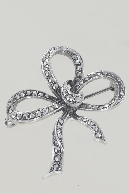 Brosch med stenar, bredd 3,5 cm, silver Vikt: 7,7 g