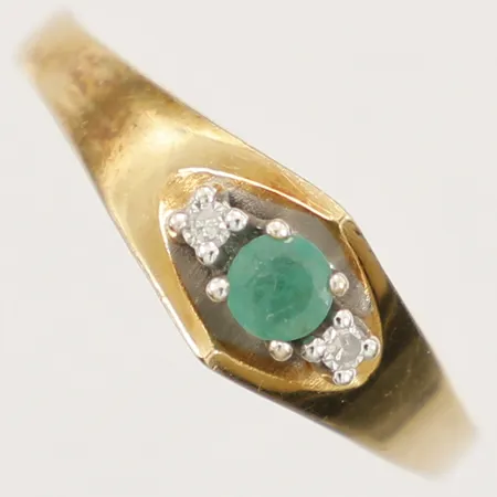 Ring med smaragd och diamanter, 2xca0,02ct, stl 17½, bredd 2-6,5mm, 18K Vikt: 3,4 g