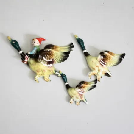 Väggreliefer 3st porslin Nils Holgersson, mått på största 14x20cm.