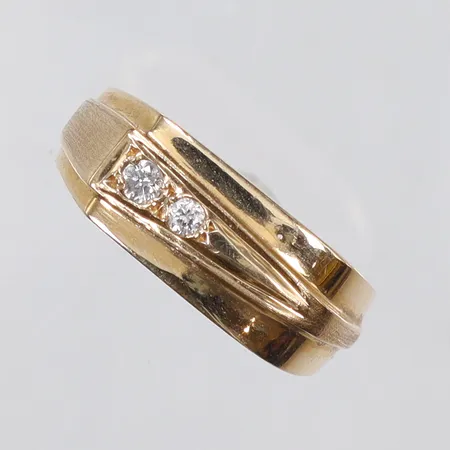 Klackring med diamanter 2xca0,03-0,04ct stl 15½ bredd 3-7mm gravyr, BEH (Bengt Hallberg) Köping 2001, 18K Vikt: 8,1 g