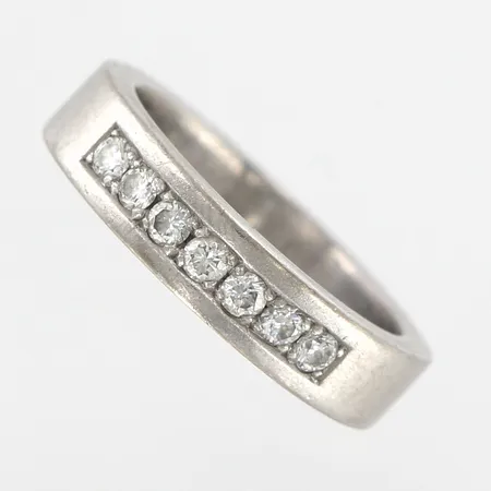Ring vitguld med Diamanter 7 st 0,35ctv enligt gravyr, stl: 18, bredd: 5mm, 18K Vikt: 10,1 g