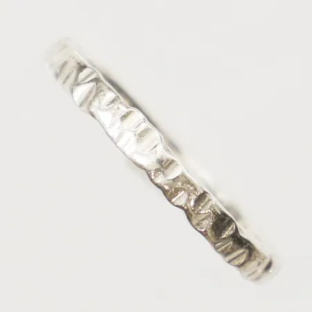 Ring med strukturdekor, Isaac Cohen, Stockholm år 1977, stl 16 ¼, bredd 2,2mm, 830/1000 silver  Vikt: 2,1 g