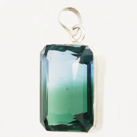 Hänge med fasettslipad blågrön glassten, längd 31mm inkl ögla, bredd 17mm, 925/1000 silver  Vikt: 8,2 g