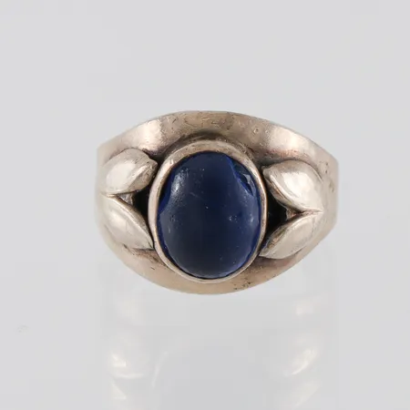 Ring silver med sten,Kaplan Stockholm 1954,stenen skadad,storlek 17 mm,bredd 4.5-14 mm. Vikt: 4,8 g