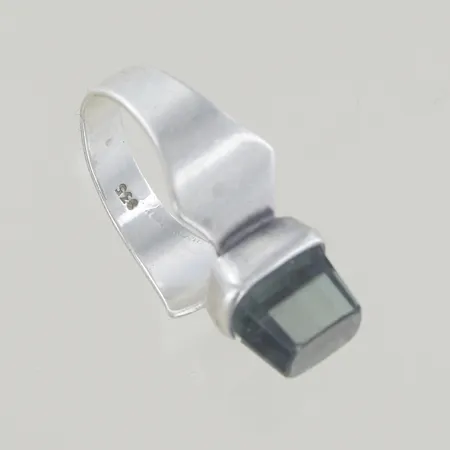 Ring med sten, Ø 18 mm, bredd 4,5 mm, höjd 4,7 m, silver 835/1000 Vikt: 4,6 g