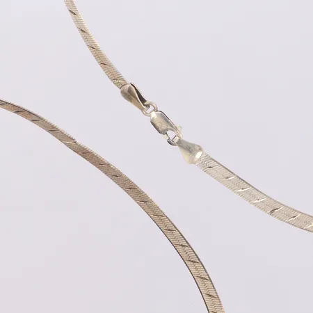 Collier, manglat, längd 42,5cm, bredd 4,3mm, buckla, 925/1000 silver Vikt: 10,8 g