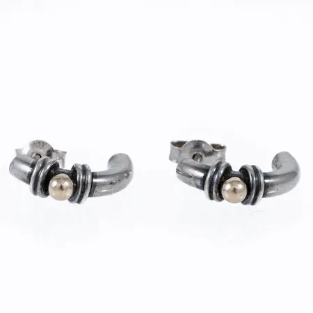 Halvcreoler i silver med kula Ø3mm i 14K guld. Bredd 4,5mm 3,9g. 