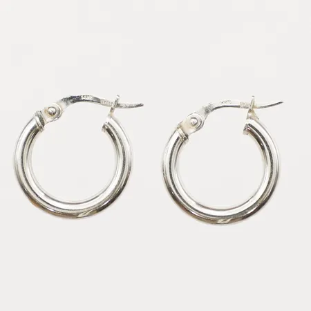 Ett par örhängen creoler Ø:15,5mm, bredd:2,4mm, vitguld, 14K Vikt: 1,1 g