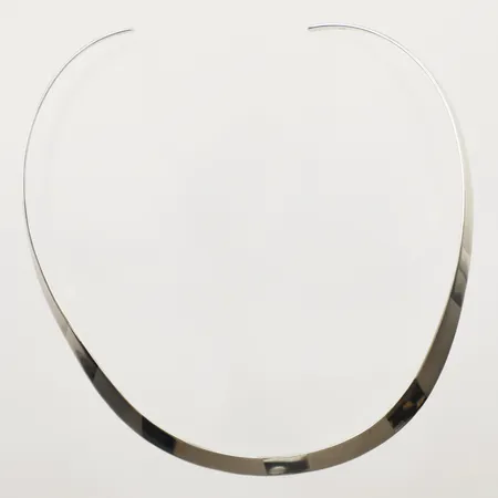 Collier med delvis matterad dekor, Ø ca 11,5cm, ojämt, vint, 925/1000 silver Vikt: 21,4 g