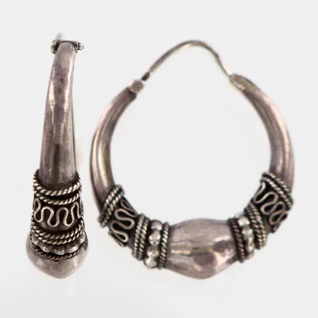 Ett par örhängen creoler Ø26mm, ihålig, smärre skevhet, silver. Vikt: 8,7 g