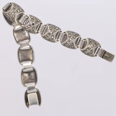 Armband med markasiter, längd 18cm, bredd 14mm, importstämplat 835/1000 silver Vikt: 26,4 g