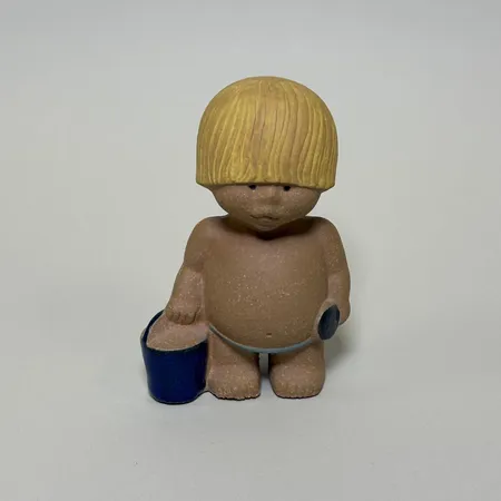 Figurin "Väst" Lisa Larson för Rörstrand, ur serien All världens barn, höjd 12,5cm, stämpelmärkt, stengods, mindre krackerleringar.