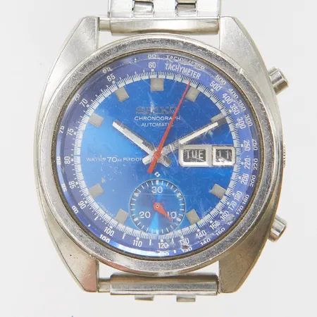 Herrur Seiko Chronograph, stål, automatisk, 39mm, ref 6139-6012, snr 121735, mineralglas, datum, dag, kronograf, defekt flexstål armband, repigt glas samt boett, behov av service, inga tillbehör. 
