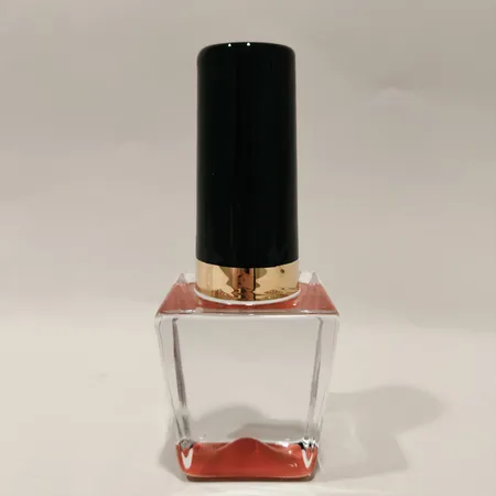 Konstglas Make Up Åsa Jungnelius för Kosta Boda, nagellack i korall, guld och svart, höjd ca 19cm, etikettmärkt Skickas med paket.