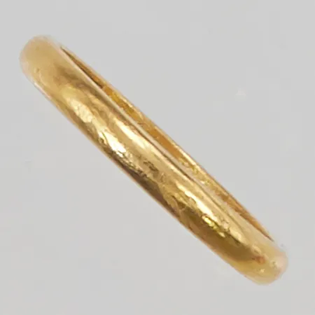 Ring Ø17¾, bredd:3mm, gravyr, 23K 4,1g.