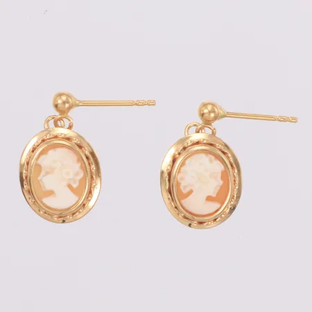 Örhängen camé, längd 19mm, bredd 11mm, ostämplade, 18K Vikt: 1,9 g