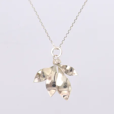 Kedja, längd 45cm med hänge Little Magnolia, längd 52mm, design Efva Attling, 925/1000 silver, originalask Vikt: 10 g