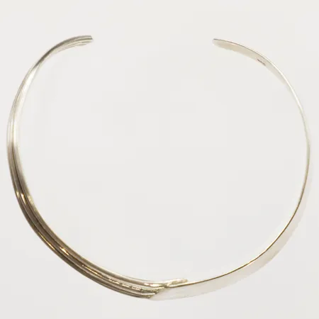 Armband med delvis genombruten dekor stelt, Ø ca 55-55mm, 925/1000 silver Vikt: 12,1 g