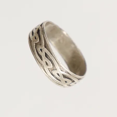 Ring med mönsterdekor, stl 20¼, bredd 7mm, skev, 925/1000 silver Vikt: 4 g