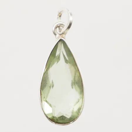 Hänge med grön kalcit, längd 27,9mm inkl ögla, bredd 10,9mm, 925/1000 silver Vikt: 3 g