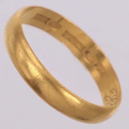 Ring slät, stl 22¼, bredd 4,6mm, gravyr, skev, 23K  Vikt: 5,8 g
