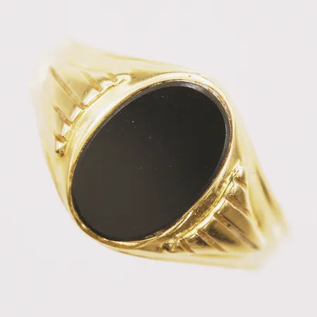 Klackring med onyx, stl 19½, bredd 2-13,1mm, bucklig skena, 18K  Vikt: 3,5 g