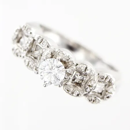 Ring med diamanter 1xca0,40ct,  32xca0,005ct,  4xca0,05ct prinsesslipade, stl 17, bredd 2,5-6,5mm, vitguld, 18K Vikt: 7,2 g