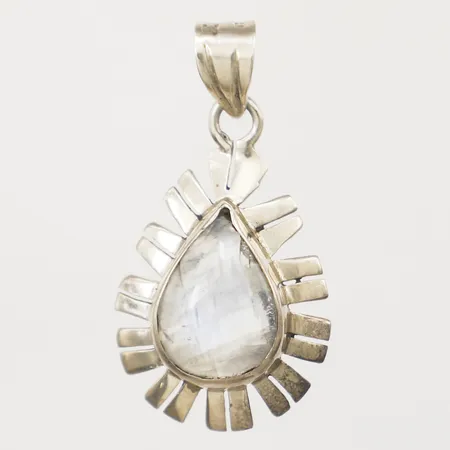 Hänge med månsten, längd 38,8mm inkl ögla, bredd 20,3mm, silver Vikt: 4 g