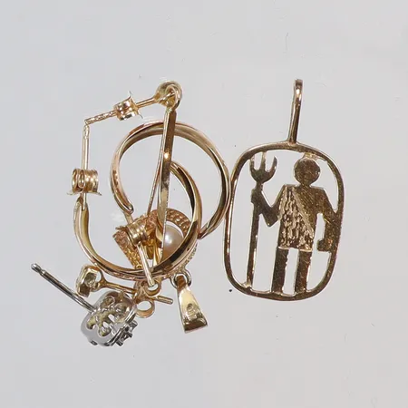 Diverse guld, delvis defekt med pärla och stenar 18K Vikt: 5,3 g