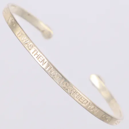 Stelt armband "It was then that i carried you", innermått 17cm, bredd 3,7mm, något skev, silver 925/1000 Vikt: 7,4 g