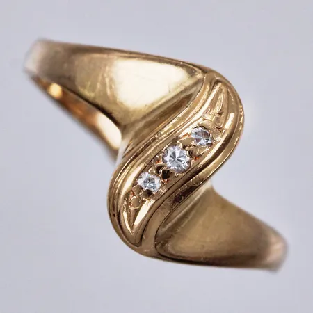 Ring med tre diamanter tot ca 0,03ct enl gravyr stl: ca 15¼ bredd: ca 2-10mm 18K  Vikt: 2,5 g